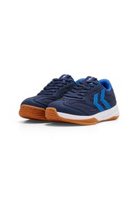 Scarpe sportive di colore blu navy con design in mesh traspirante, suola in gomma testurizzata e dettagli blu. Presentano un tradizionale sistema di chiusura con lacci.