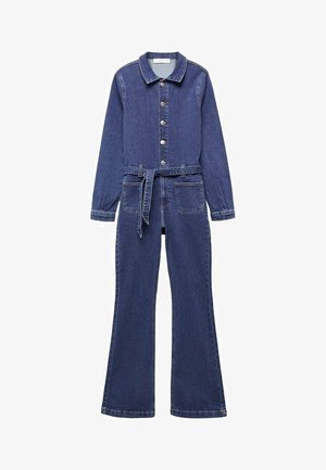 Salopette en denim à manches longues, avec boutons sur le devant, col, deux poches plaquées à l'avant, ceinture en tissu et jambes évasées dans un délavage bleu moyen.