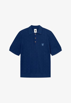 Marineblaues Poloshirt aus strukturiertem Stoff. Es verfügt über ein Rautenmuster, drei braune Knöpfe und ein hellblau gesticktes Logo.
