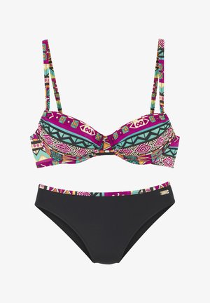 Bikini-Set mit einem Oberteil im mehrfarbigen geometrischen Muster und gepolsterten Cups sowie einem schwarzen Unterteil. Beide Teile verfügen über dünne, verstellbare Träger.