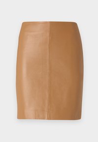 Tan lærmini skjørt med et strømlinjeformet design, med en glatt tekstur og en rett silhuett, uten pynt og uten lommer.