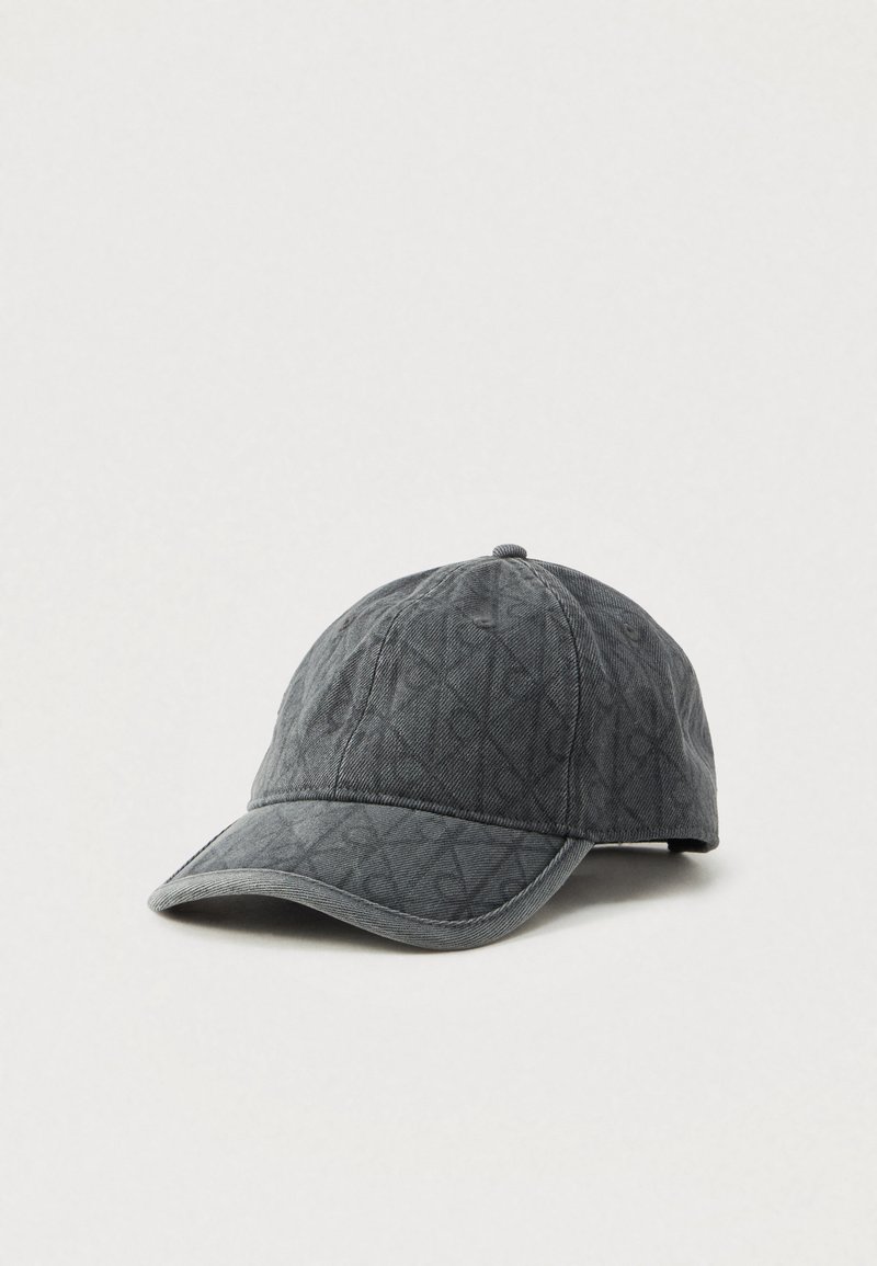 Mørk grå baseballcaps med subtilt geometrisk mønster, broderte paneler og buet brem på en lys bakgrunn.