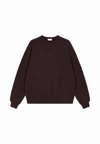 Sudadera marrón oscuro con cuello redondo, mangas largas y puños acanalados. El material parece suave, con un detalle mínimo y un pequeño logo en el centro.