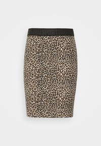 Jupe moulante imprimé léopard avec une ceinture élastique noire portant le mot « SPORT » en lettres majuscules. Tissu lisse avec une légère élasticité.