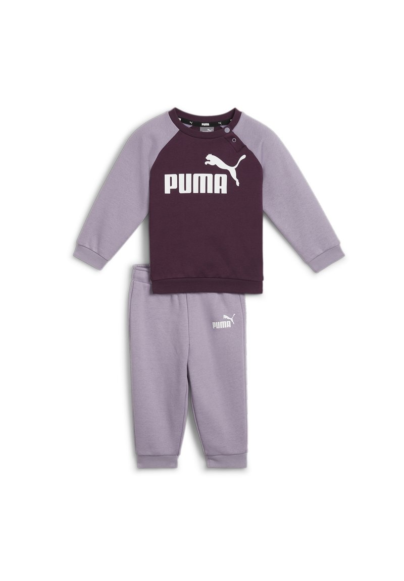 Lila och ljuslavendelfärgad sweatshirt med långa ärmar och logotyp, parat med matchande ljuslavendelfärgade joggers med märkesdetaljer.