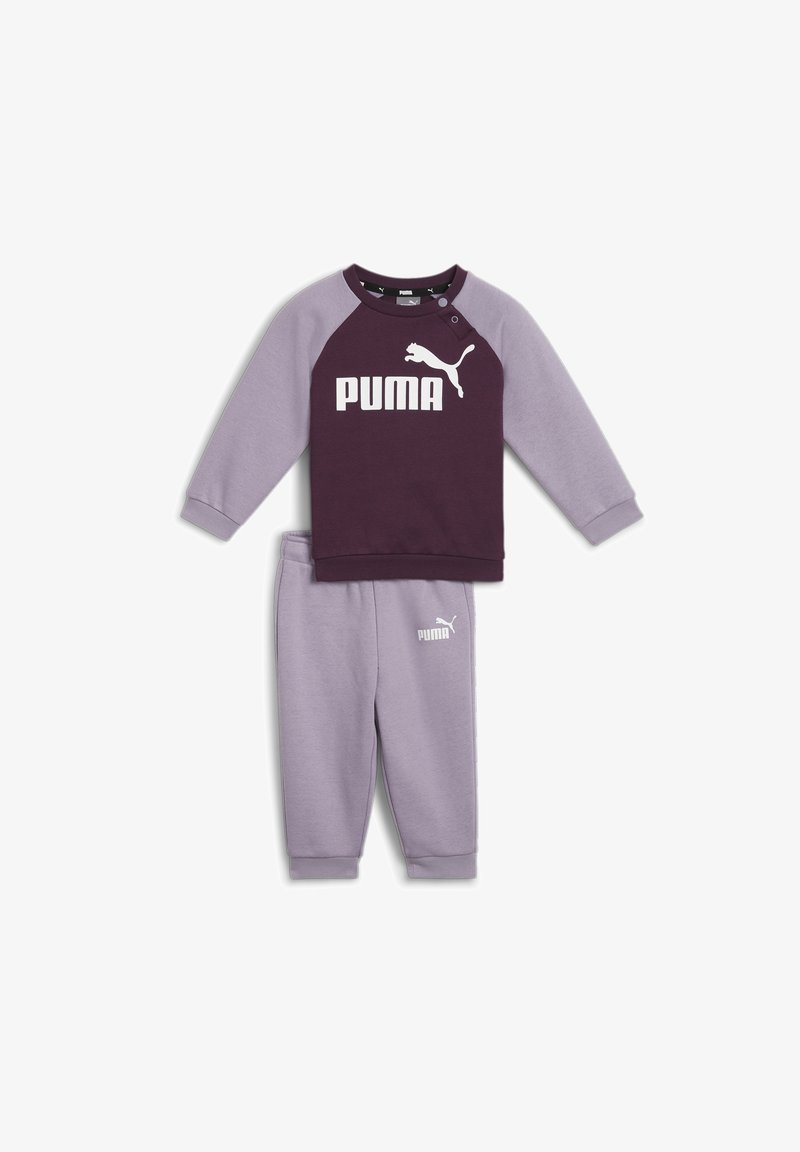 Felpa viola e lilla chiaro con maniche lunghe e logo, abbinata a pantaloni jogger lilla chiaro con dettagli di marca.