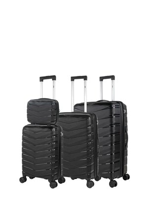 Tres maletas duras negras apiladas en orden de tamaño. Cada una presenta un patrón de espiga, asas telescópicos y cuatro ruedas giratorias.