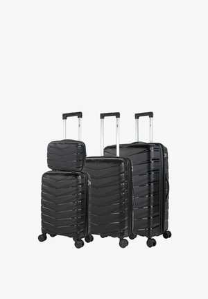 Tres maletas duras negras apiladas en orden de tamaño. Cada una presenta un patrón de espiga, asas telescópicos y cuatro ruedas giratorias.