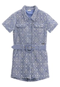 Niebieska krótka sukienka jeansowa z kwiatowym wzorem, krótkimi rękawami, dwoma kieszeniami na piersiach oraz dopasowanym paskiem z okrągłą klamrą.
