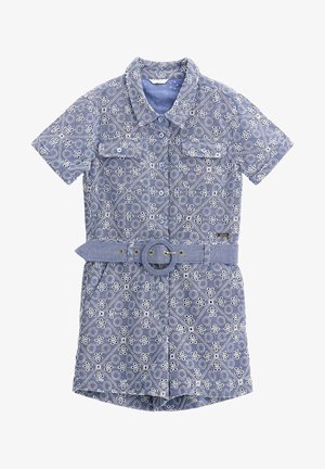 Vestido corto de mezclilla azul con un patrón floral, mangas cortas, dos bolsillos en el pecho y un cinturón a juego con hebilla redonda.