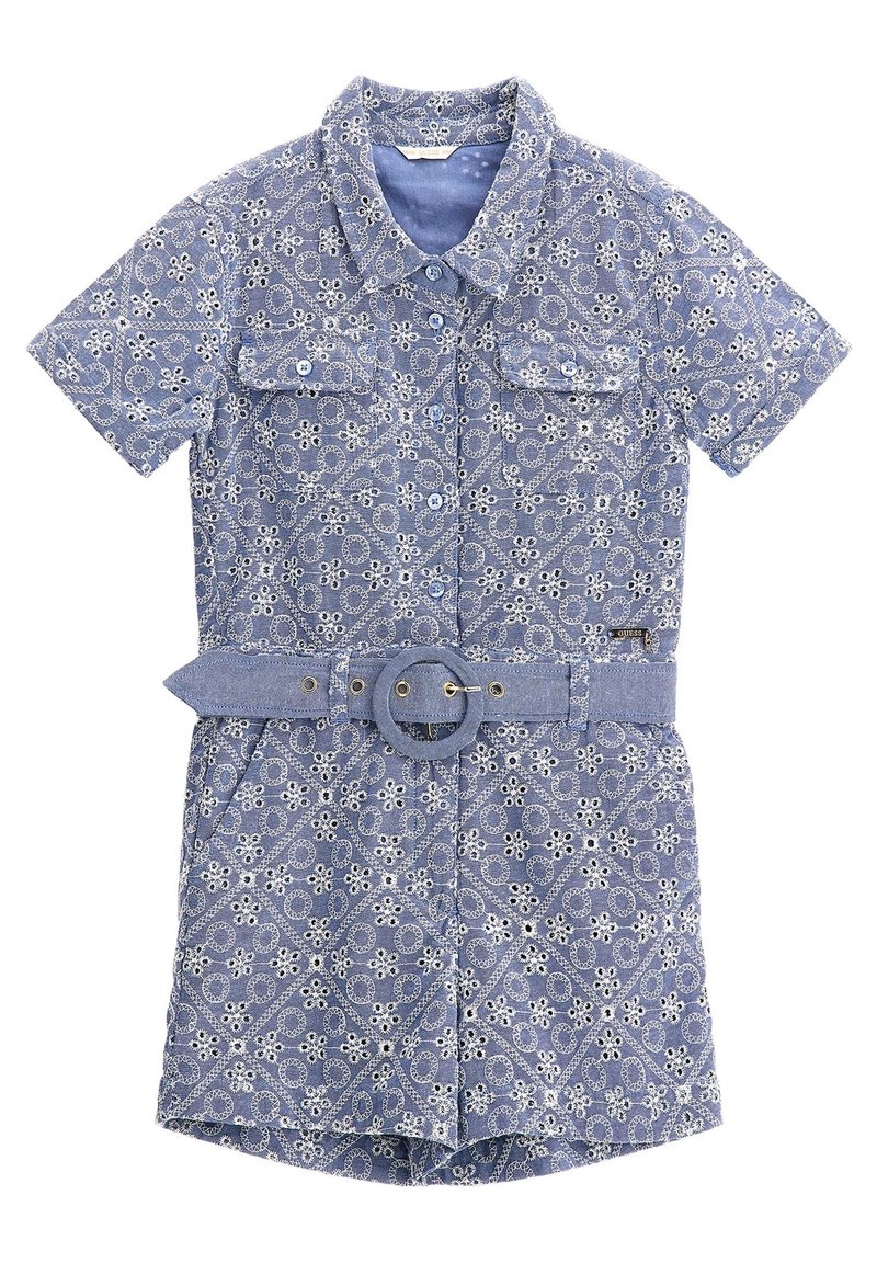 Niebieska krótka sukienka jeansowa z kwiatowym wzorem, krótkimi rękawami, dwoma kieszeniami na piersiach oraz dopasowanym paskiem z okrągłą klamrą.