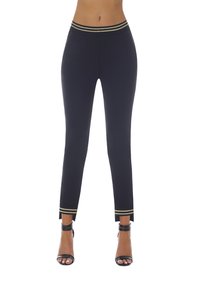 Czarne legginsy o dopasowanym kroju, z złotą i czarną paskowaną talią oraz detalami na kostkach. Wykonane z elastycznego, gładkiego materiału.