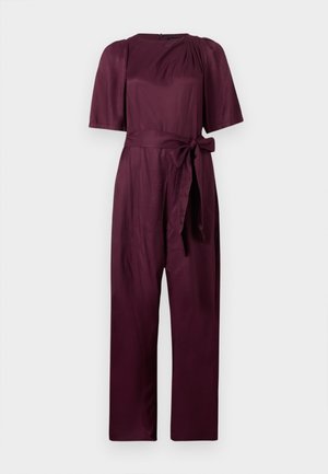 Plommonlila jumpsuit med korta ärmar, plisserad halsringning och knytbart midjebälte, med rak benform.