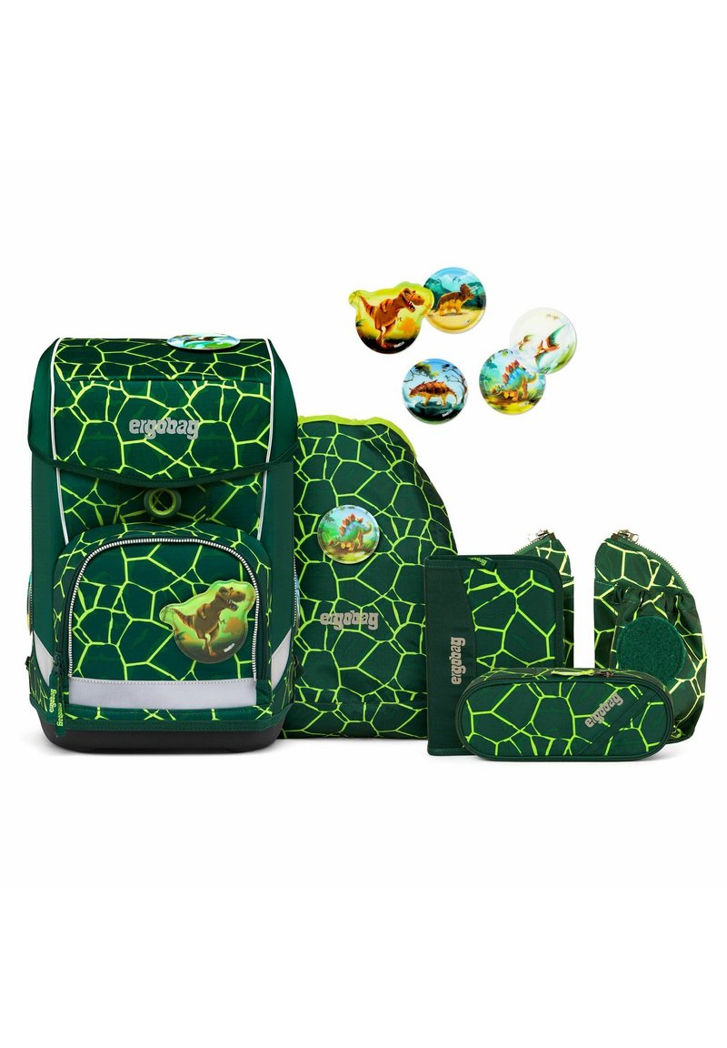 Grünes Rucksackset mit einem hexagonalen Muster, bestehend aus einem Hauptrucksack, kleineren Taschen und dekorativen Knöpfen mit Dinosauriermotiven.