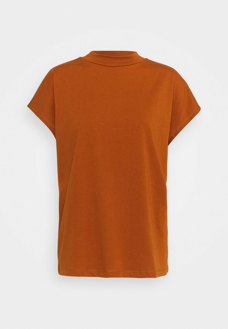 T-shirt manches courtes orange rouille avec un col montant, en tissu de coton lisse, présentant une coupe décontractée et des détails de couture minimalistes.