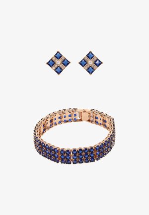 Bracelet en pierre précieuse bleue avec métal ton or, présentant un design en maillons et une paire assortie de boucles d'oreilles carrées avec accents bleus et clairs.