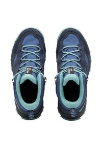 Dunkelblaue Wanderschuhe mit hellblauen Akzenten, Netzpaneelen und strukturierten Überzügen. Zu den Merkmalen gehören runde Schnürsenkel und ein Logosticker auf der Zunge.