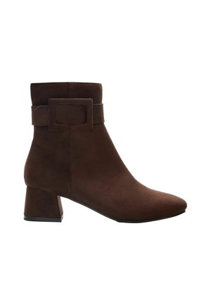 Braune Wildleder-Stiefelette mit Blockabsatz und großer Schnalle am oberen Schaft, Seitenansicht auf weißem Hintergrund.