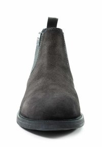 Schwarze Wildleder-Ankle Boots mit glatter Textur, runder Zehenpartie und kontrastierenden Seitenpaneelen. Eigenschaften umfassen eine Zuglasche an der Rückseite für ein einfaches Anziehen.