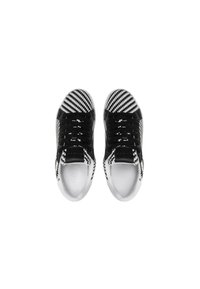 Le sneakers bianco e nere presentano un motivo a scacchi sul puntale, una parte superiore nera liscia e suole in gomma bianche. Design con lacci per una vestibilità sicura.