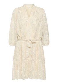 Vestido crema con escote en V, mangas de tres cuartos y cinturón de lazo. Presenta un diseño texturizado con toques plateados dispersos y un dobladillo en capas.