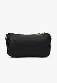 Zwarte leren clutch met een gestructureerd oppervlak, ronde vorm, dubbele ritscompartimenten en hardwareaccenten in goudkleur.