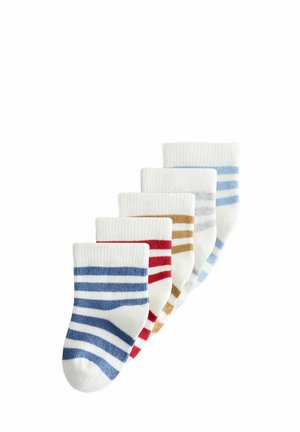 Fünf Paar weiße Babysocken mit gerippten Bündchen, jeweils mit zwei horizontalen Streifen in Blau, Rot, Senfgelb, Grau und Hellblau.