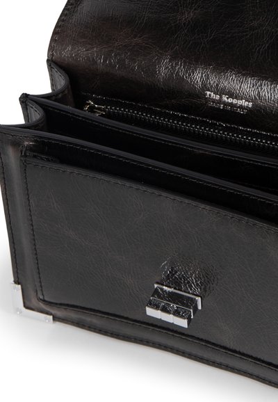 Zwarte leren portemonnee met een gestructureerde afwerking, voorzien van meerdere vakken, een ritssluiting en een metalen logodetail aan de voorkant.