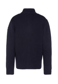 Suéter de punto azul marino con un cuello alto, patrón texturizado, puños acanalados y un pequeño acento en el hombro izquierdo.