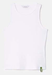 Weißes, geripptes Tanktop mit runder Ausschnittlinie, weiten Armausschnitten und einem kleinen grünen Label am Saum. Der Stoff hat eine strukturierte Oberfläche.