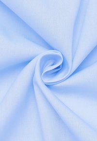 Tessuto blu chiaro, texture liscia, leggermente lucida, con un motivo di intreccio diagonale e piegato a spirale.