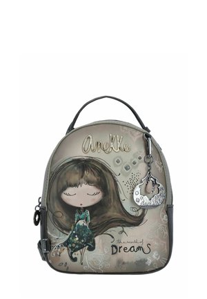 Mittelgroßer Rucksack in Grau mit einer abgerundeten Form. Verfügt über ein verspieltes Charakterdesign, erhabene Details und einen dekorativen Schlüsselanhänger.