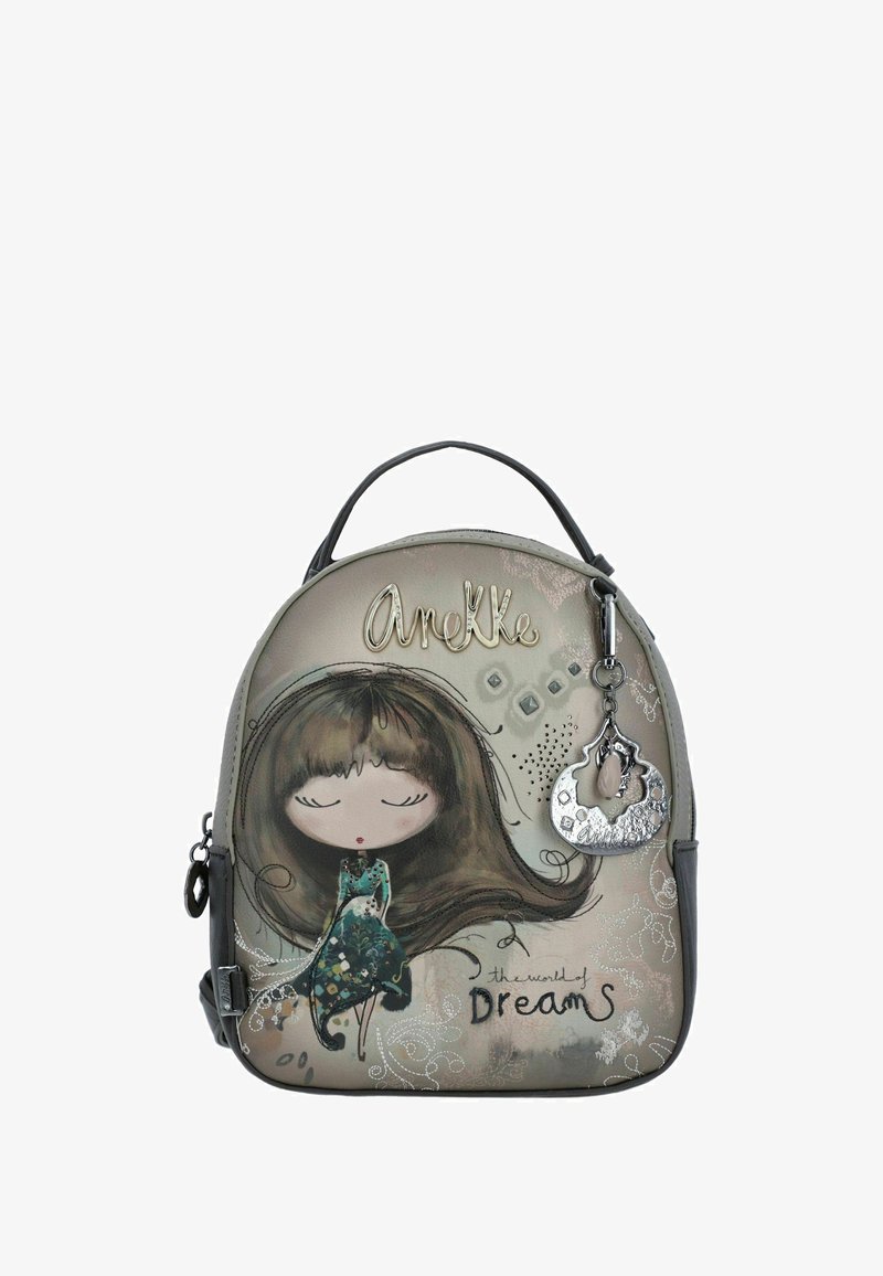 Mochila de tamaño mediano en gris con una forma redondeada. Presenta un diseño de personaje caprichoso, detalles grabados y un llavero decorativo.