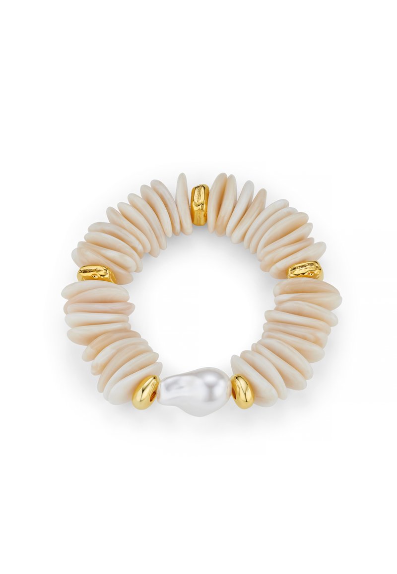 Perlenarmband mit hellbeigen, scheibenförmigen Elementen, durchsetzt mit goldenen Akzenten und einer zentralen unregelmäßigen weißen Perle.
