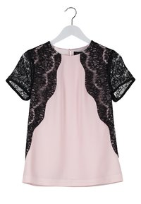 Kortärmad blus med en rosa kropp och svarta spetspaneler på sidorna. Har en rund halsringning och en dragkedja på baksidan för stängning. Slät struktur.