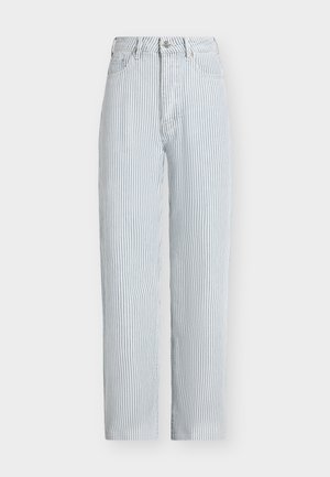 Pantaloni a vita alta a righe verticali azzurro chiaro e bianco, con tasche frontali, passanti per cintura e chiusura con bottone.