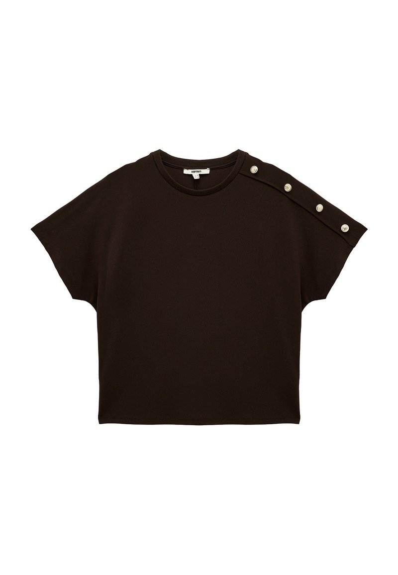 Ciemnobrązowy t-shirt z krótkimi rękawami, luźnym krojem i dekoracyjnymi guzikami na jednym ramieniu. Wykonany z miękkiego, teksturowanego materiału.