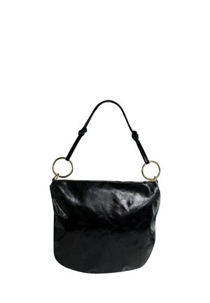 Sac à bandoulière en cuir noir avec une texture lisse, une forme incurvée et deux anneaux en métal doré ronds attachés à une bandoulière noire.