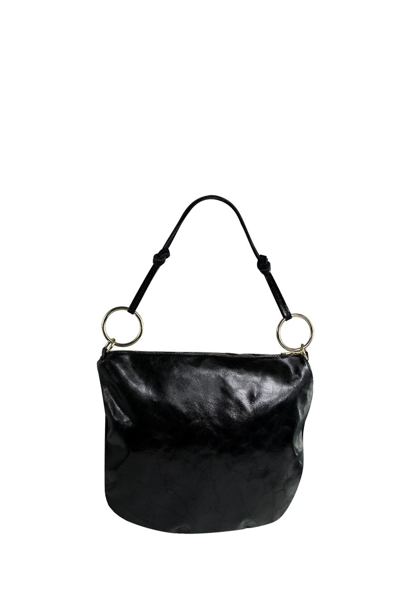 Schwarze Leder-Umhängetasche mit glatter Oberfläche, geschwungener Form und zwei goldenen kreisförmigen Metallringen, die an einem schwarzen Riemen befestigt sind.