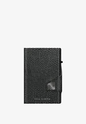 Portafoglio nero con texture, dalla finitura liscia, dotato di un logo in rilievo argentato e di un design elegante e compatto.