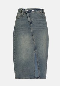Jupe crayon en denim bleu délavé avec une fente frontale, deux poches avant et fermeture à bouton en métal argenté. Texture légèrement déchirée.