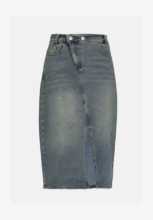 Falda lápiz de denim en azul deslavado con una abertura frontal, dos bolsillos frontales y cierre con botón plateado. Textura ligeramente desgastada.