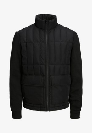 Czarna kurtka z pikowanym przodem, wysokim kołnierzem, zamkiem błyskawicznym i dwoma przednimi kieszeniami; rękawy wykonane z teksturowanego materiału dzianinowego.