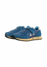 Scarpe da ginnastica blu realizzate in suede e mesh, con una chiusura a strappo, suola gialla a contrasto e un accento di branding alla moda.