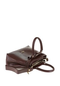 Sac à main en cuir marron avec deux poignées, surface texturée, fermeture zippée et accents en métal doré. Forme rectangulaire compacte.