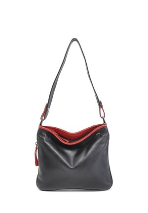 Leren handtas met een gladde zwarte buitenkant en een felrode binnenkant. Voorzien van een lange schouderband en ritsdetails.