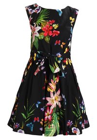 Kwiatowa sukienka na czarnym tle, z żywymi kwiatami i motylami. Bezrękawowy krój z wiązanym w pasie i rozkloszowaną spódnicą.