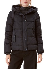 Svart puffjacka med huva, dragkedja och knäppning, quiltat mönster, sidofickor och en texturerad krage. Mjuk, lätt material.