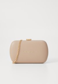 Clutch de material sintético beige con bordes redondeados, correa de cadena dorada y cierre de broche. Presenta el logotipo en relieve "Valentino" en la parte frontal.