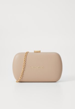 Beige Clutch aus synthetischem Material mit abgerundeten Kanten, goldener Kettenriemen und Klappverschluss. Mit geprägtem "Valentino"-Logo auf der Vorderseite.